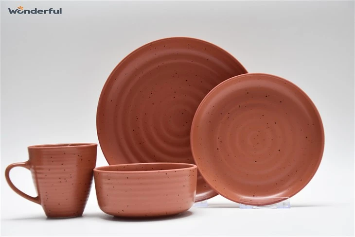 赤い石器斑点のある食器セット